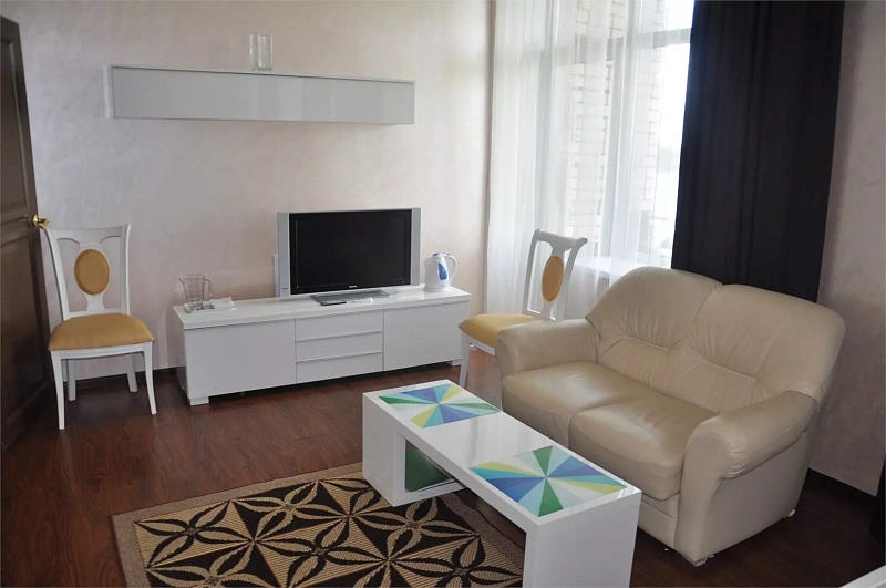 "Студия" (окна на сторону Волги)